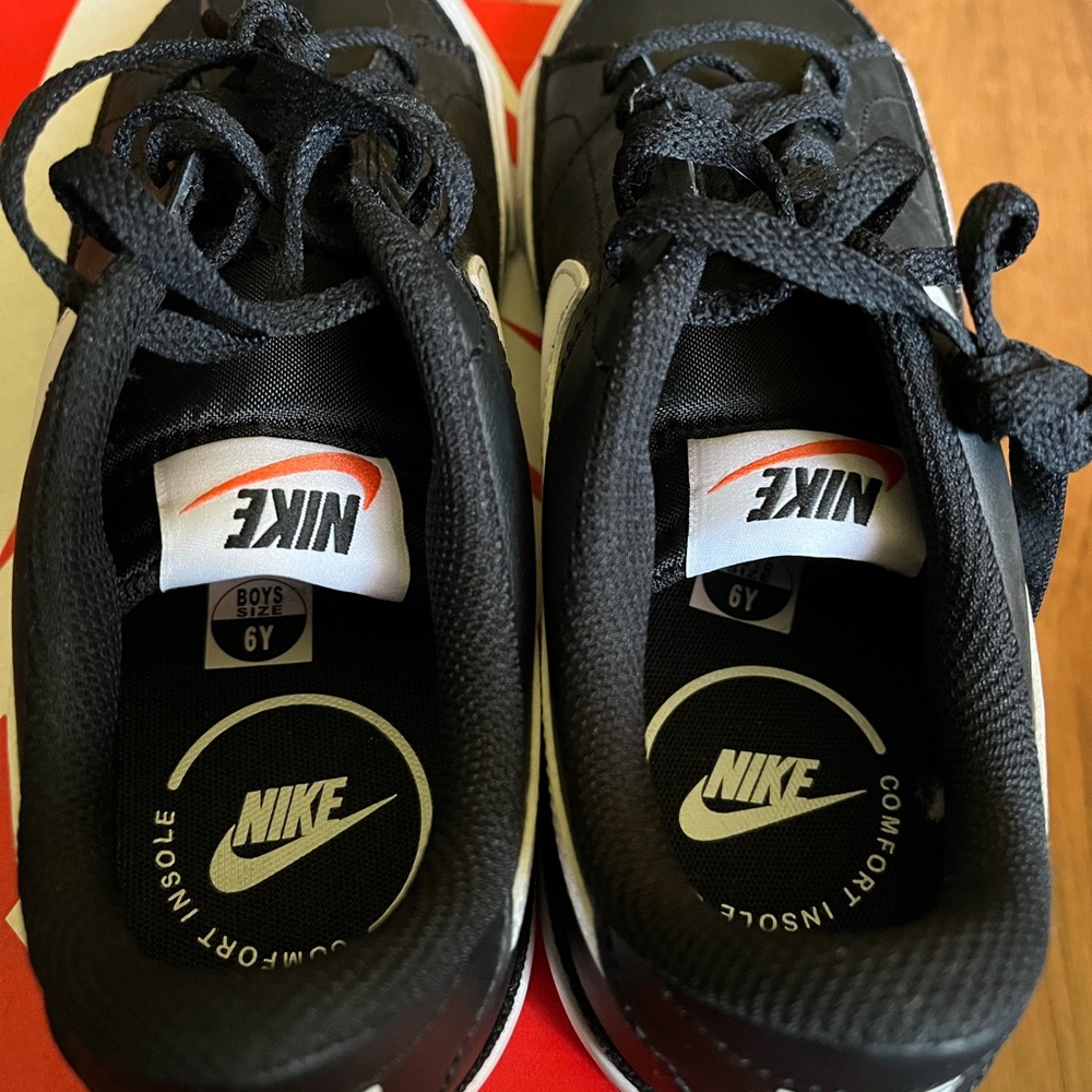 Nike NEW Court Legacy Sneakers Black White, boys/mens size 6Y - Picture 7 of 8